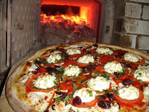 600_Pizza_in_front_of_oven